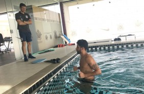 Zagueiro Vilson fazendo trabalho na piscina