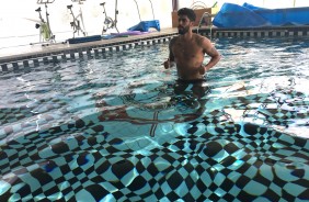 Zagueiro Vilson fazendo trabalho na piscina