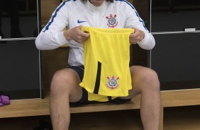 Cássio arrumando o manto sagrado antes da semifinal contra o São Paulo, na Arena