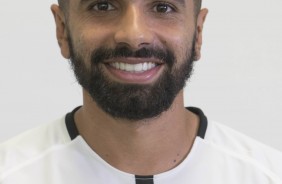 Guilherme em foto 3x4 com a camisa principal para temporada 2017