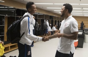 Jô e Kazim se cumprimentam antes da semifinal contra o São Paulo, na Arena