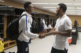 J e Kazim se cumprimentam antes da semifinal contra o So Paulo, na Arena