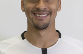Léo Santos em foto 3x4 com a camisa principal para temporada 2017