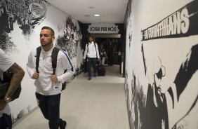 Maycon adentrando na Arena para enfrentar o São Paulo, pelo Paulista