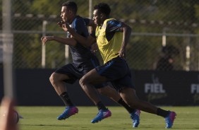 No mano a mano, Léo Jabá e Moisés disputam a bola