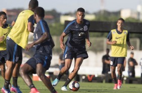 O jovem Carlinhos durante treino no CT