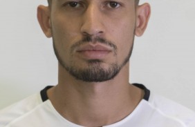 Pedro Henrique em foto 3x4 com a camisa principal para temporada 2017