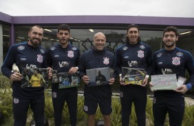 Aps o treino, profissionais foram homenageados pelo Dia do Goleiro