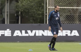 Danilo já treina com bola e fica mais perto do retorno