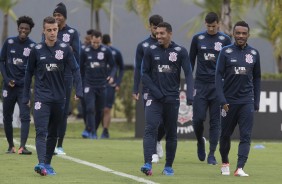 Elenco caminha no gramado durante treino preparatrio para a final contra a Ponte