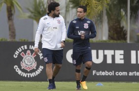 Jadson e fisioterapeuta Caio caminham durante treino preparatrio para a final contra a Ponte