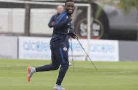 Mendoza abre o sorriso para a foto durante treino no CT