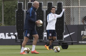 Jadson observa trabalho do preparador Mauri Lima