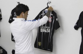 Fagner dando uma conferida no novo uniforme antes do jogo contra a Ponte Preta