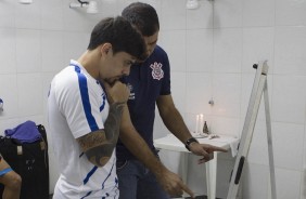 Fagner recebe instrues do tcnico Carille para o jogo contra a Ponte Preta, em Campinas