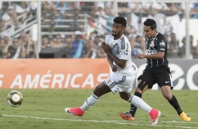 Jadson chuta para marcar o segundo gol do Timão, contra a Ponte Preta