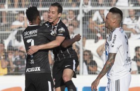 Jô e Rodriguinho comemorando o gol contra a Ponte Preta, em Campinas