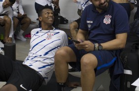 Jogadores e fisioterapeuta Caio nos preparativos finais para o incio da partida contra a Ponte