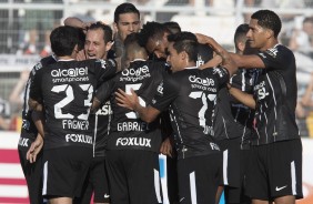 Jogadores reunidos para comemorar o gol contra a Ponte Preta