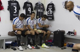 Pablo, Balbuena e Romero no vestiário antes do início do jogo contra a Ponte Preta, em Campinas
