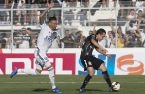 Rodriguinho chuta para marcar o gol para o Timão