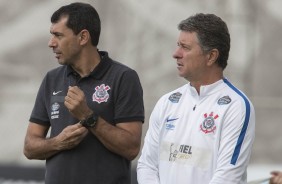 Carille e Walmir Cruz durante reapresentação do Corinthians após os 3 a 0 sobre a Ponte Preta