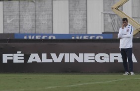 Carille pensativo durante reapresentação do Corinthians após os 3 a 0 sobre a Ponte Preta