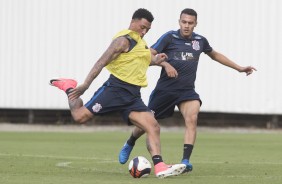 Kazim e Léo Jabá treinam durante reapresentação do Corinthians de olho no segundo jogo da final