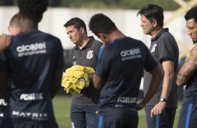 Osmar Loss e Leonardo da Silva com os jogadores na reapresentação do time