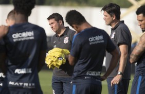 Osmar Loss e Leonardo da Silva com os jogadores na reapresentao do time