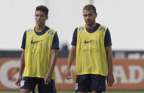 Pedrinho e Clayton durante reapresentação do Corinthians após os 3 a 0 sobre a Ponte Preta