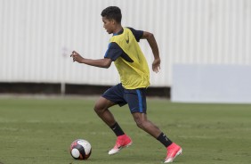 Pedrinho, joia da base, marcou um golaço no treino