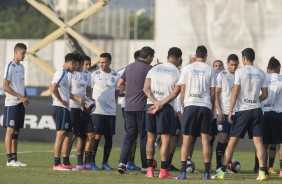 Carille palestra para os jogadores durante o treino de hoje