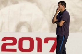 Fbio Carille observa os jogadores durante no treino de hoje