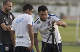 Kazim e jd brincaram com o tripé do fotógrafo do Timão