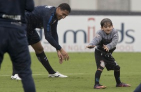 Henrique fez brincadeiras em campo e chegou a aquecer com os jogadores