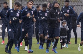 Os jogadores correram em campo e se prepararam para um racho