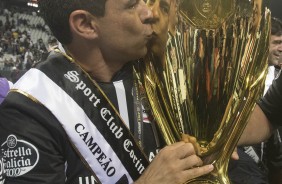 Carille beija a taça de Campeão Paulista