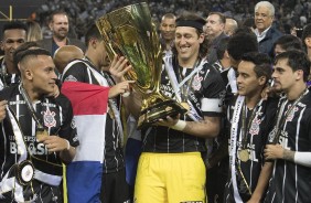 Cássio admira a taça do Paulistão 2017
