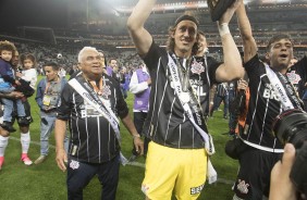 Cássio mostra a taça do Paulistão para os torcedores
