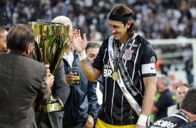Cássio recebeu a taça de Campeão Paulista