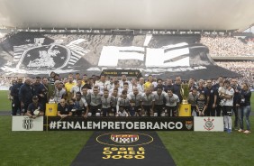 Foto de todo elenco durante a final do Paulistão 2017 na Arena