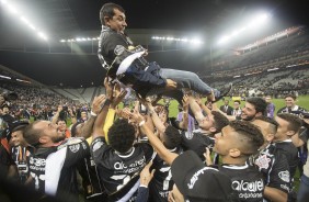 Jogadores erguem o técnico Fábio Carille em comemoração à conquista do Paulistão
