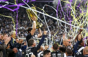 Jogadores, torcida e o técnico Carille, escolheram Càssio para levantar a taça na final do Paulistão