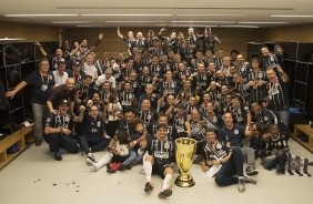 No vestiário, todo elenco corinthiano posa ao lado da taça do Paulistão