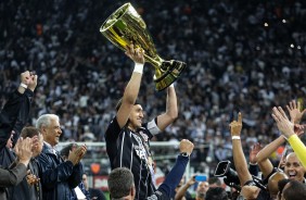 O goleiro Cássio levantou sua primeira taça como capitão do Corinthians