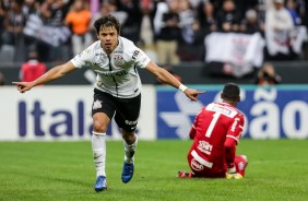 o paraguaio Romero comemora muito o gol contra a Ponte Preta