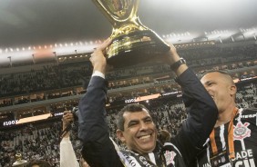 O técnico Fábio Carille abre o sorrisão e levanta a taça do Campeonato Paulista