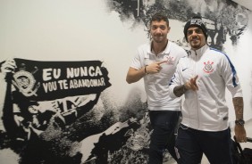 Caíque França e Fagner chegam juntos ao vestiário da Arena para encara a Ponte Preta na final