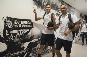 Léo Santos e Léo Jabá chegando à Arena para decisão contra a Ponte Preta